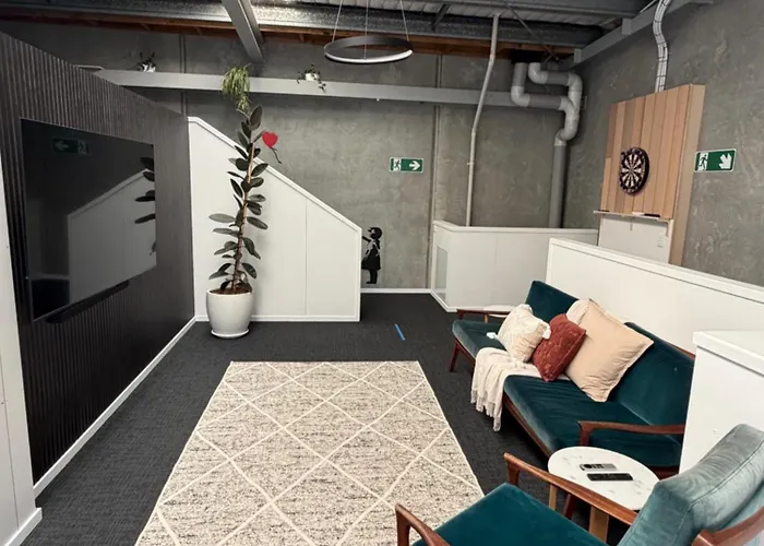 Stylish Industrial Loft Near The Airport *