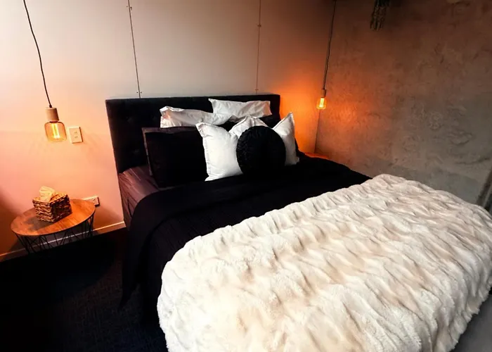Stylish Industrial Loft Near The Airport 公寓 *