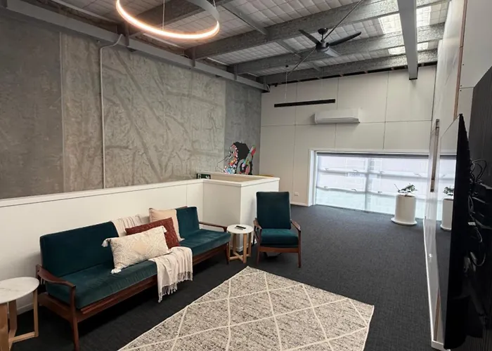 Stylish Industrial Loft Near The Airport 公寓