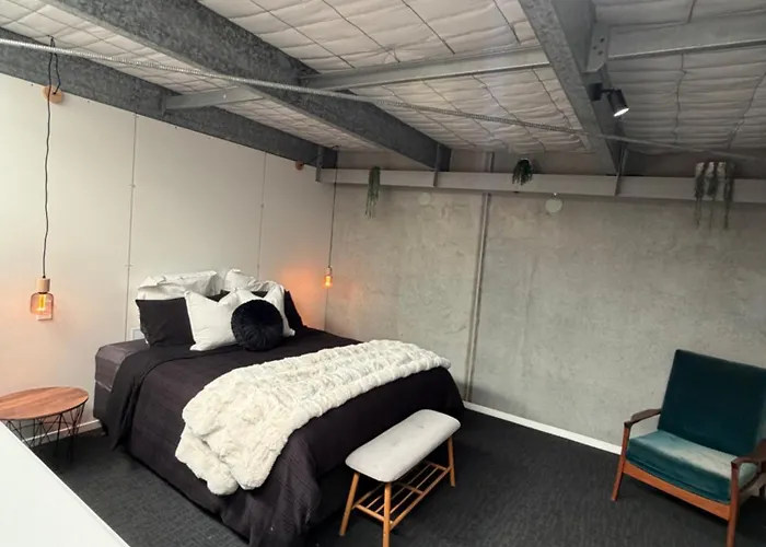 Stylish Industrial Loft Near The Airport 公寓