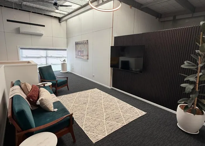 Stylish Industrial Loft Near The Airport 公寓
