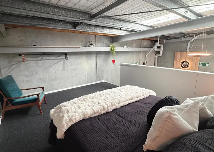 Stylish Industrial Loft Near The Airport 公寓