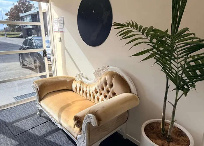 Stylish Industrial Loft Near The Airport 公寓 *