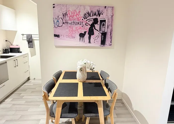 Stylish Industrial Loft Near The Airport 公寓