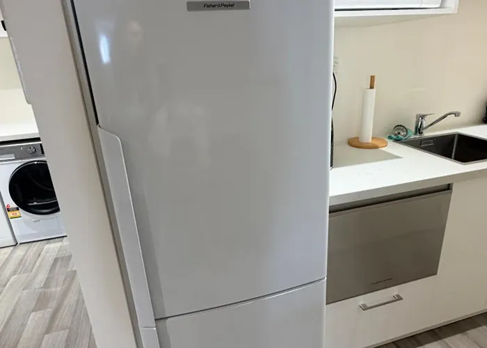 Stylish Industrial Loft Near The Airport 公寓