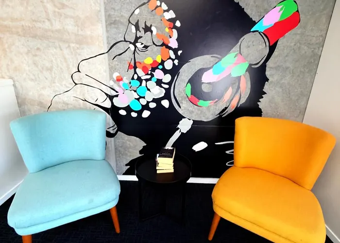 Stylish Industrial Loft Near The Airport 公寓